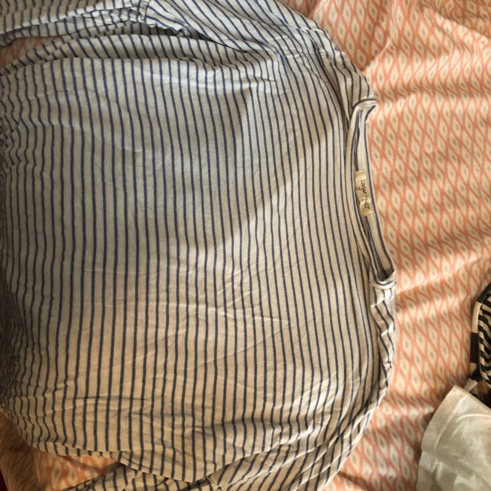 A cropped blouse- T-shirt